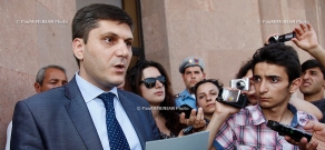 Руководитель информационного департамента мэрии Еревана Артур Геворгян встретился с участниками сидячей забастовки