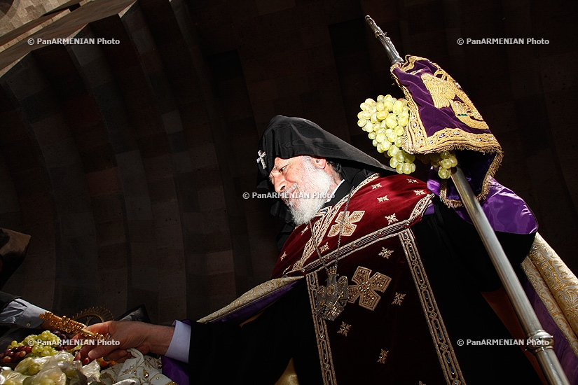 Праздник Успения Пресвятой Богородицы в Первопрестольном Св. Эчмиадзине и церемония освящения винограда