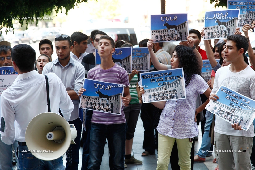  Студенты напротив здания правительства протестуют против повышения платы за обучение