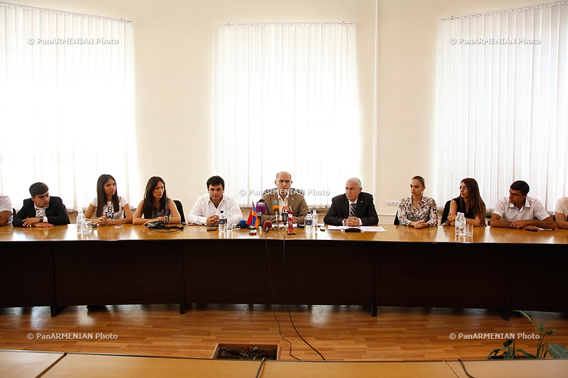 Education and Science Minister Armen Ashotyan meets Armenian student councils representatives