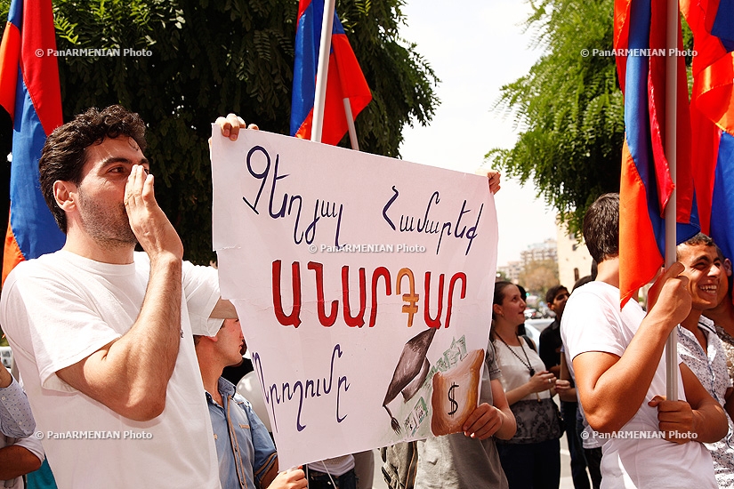 Акция протеста против решения о повышении платы за учебу в ВУЗ-ах