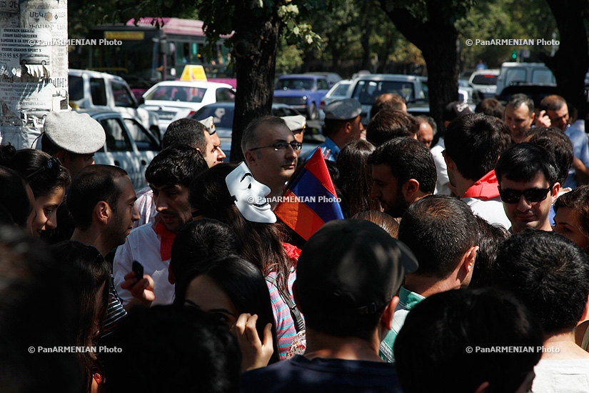 Акция протеста перед резиденцией президента Армении против присоединения к Таможенному союзу