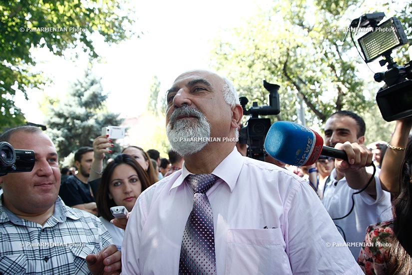 Акция протеста перед резиденцией президента Армении против присоединения к Таможенному союзу