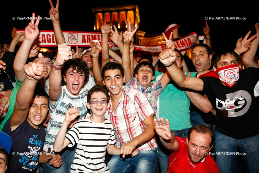 Болельщики празднуют победу сборной Армении над сборной Чехии