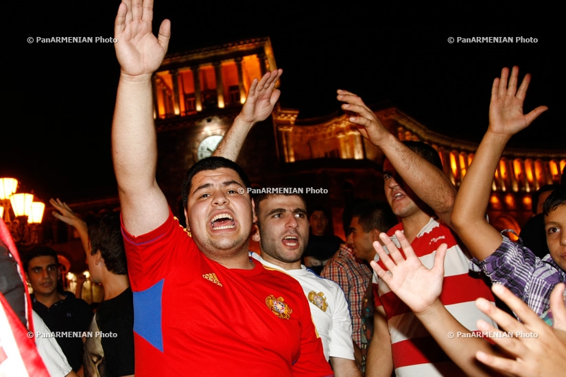Болельщики празднуют победу сборной Армении над сборной Чехии
