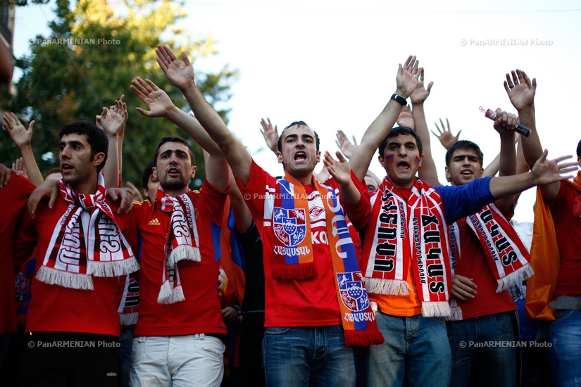 Марш футбольных фанатов к стадиону «Раздан» перед матчем Армения-Дания в Ереване