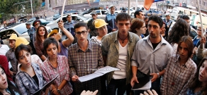 Общественное движение «Освободим памятник от олигарха» организовал шествие к Крытому рынку