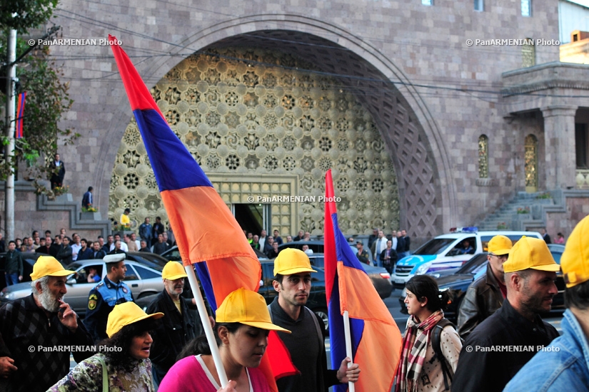  “Let's Liberate the Monument from an Oligarch” civil initiative continues protest for Covered Market: Day 2