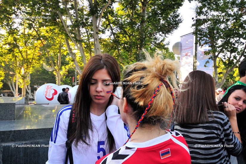Марш футбольных фанатов к Республиканскому стадиону имени Вазгена Саргсяна перед матчем Армения-Болгария в Ереване