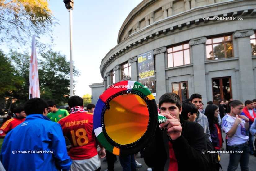 Марш футбольных фанатов к Республиканскому стадиону имени Вазгена Саргсяна перед матчем Армения-Болгария в Ереване