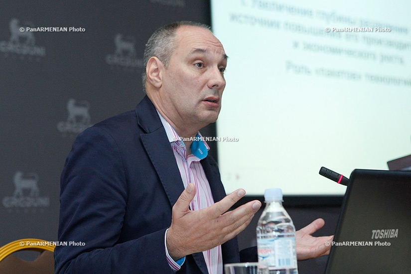 Заместитель директора Института философии РАН Петр Щедровицкий представил свой доклад на тему «Перспективы технологического развития глобальной экономики»