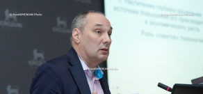 Заместитель директора Института философии РАН Петр Щедровицкий представил свой доклад на тему «Перспективы технологического развития глобальной экономики»