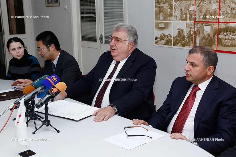 Հայկական Կարմիր խաչի ընկերության նախագահ Մխիթար Մնացականյանը և Ռուսաստամում Ճապոնիայի դեսպանատան առաջին քարտուղար Կեիշուկե Յամագիշին ստորագրեցին համագործակցության պայմանագիր