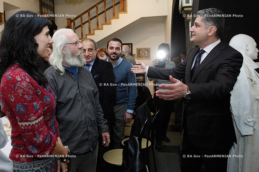ՀՀ Կառավարություն. «Գրական տապան 2013» փառատոնի շրջանակում ՀՀ վարչապետ Տիգրան Սարգսյանը հանդիպեց օտարերկրյա գրողներին Ս.Փարաջանովի տուն- թանգարանում