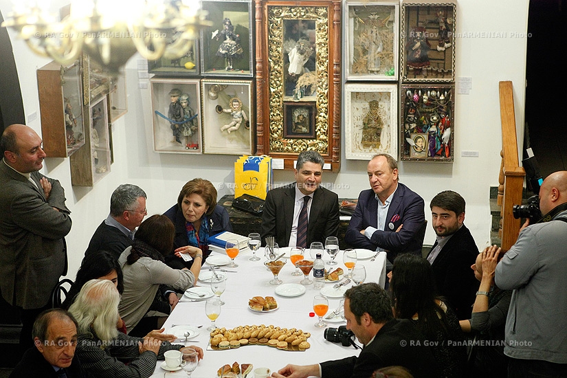 ՀՀ Կառավարություն. «Գրական տապան 2013» փառատոնի շրջանակում ՀՀ վարչապետ Տիգրան Սարգսյանը հանդիպեց օտարերկրյա գրողներին Ս.Փարաջանովի տուն- թանգարանում