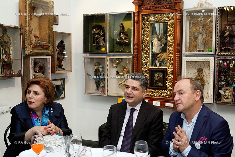 ՀՀ Կառավարություն. «Գրական տապան 2013» փառատոնի շրջանակում ՀՀ վարչապետ Տիգրան Սարգսյանը հանդիպեց օտարերկրյա գրողներին Ս.Փարաջանովի տուն- թանգարանում