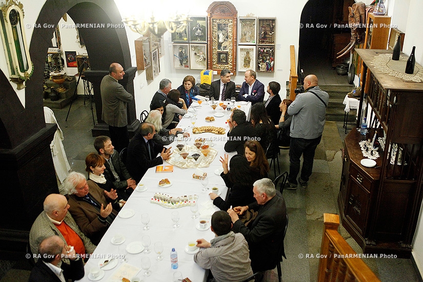 ՀՀ Կառավարություն. «Գրական տապան 2013» փառատոնի շրջանակում ՀՀ վարչապետ Տիգրան Սարգսյանը հանդիպեց օտարերկրյա գրողներին Ս.Փարաջանովի տուն- թանգարանում