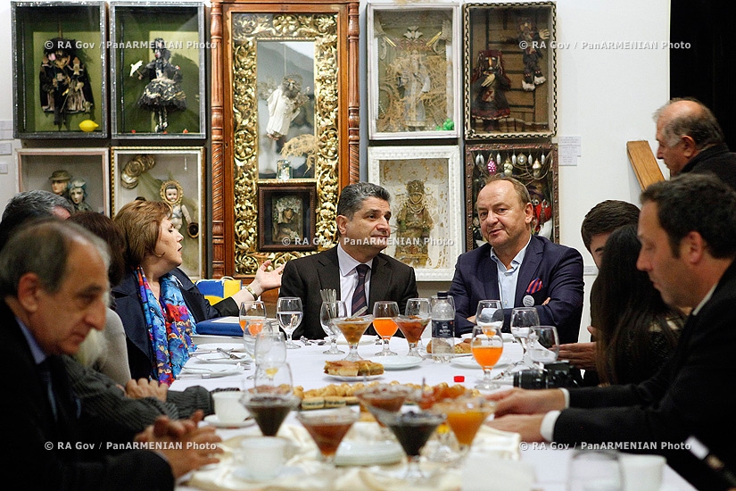 ՀՀ Կառավարություն. «Գրական տապան 2013» փառատոնի շրջանակում ՀՀ վարչապետ Տիգրան Սարգսյանը հանդիպեց օտարերկրյա գրողներին Ս.Փարաջանովի տուն- թանգարանում