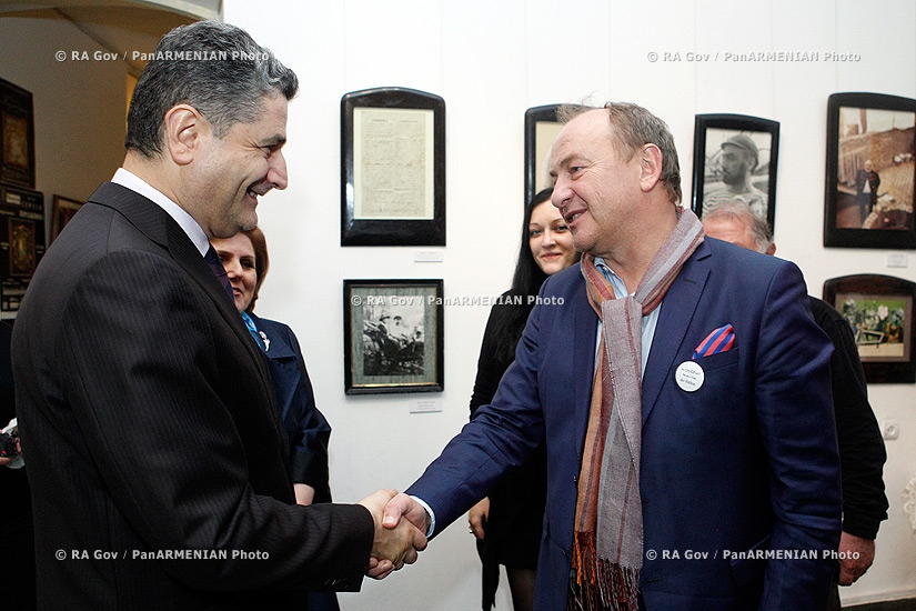 ՀՀ Կառավարություն. «Գրական տապան 2013» փառատոնի շրջանակում ՀՀ վարչապետ Տիգրան Սարգսյանը հանդիպեց օտարերկրյա գրողներին Ս.Փարաջանովի տուն- թանգարանում