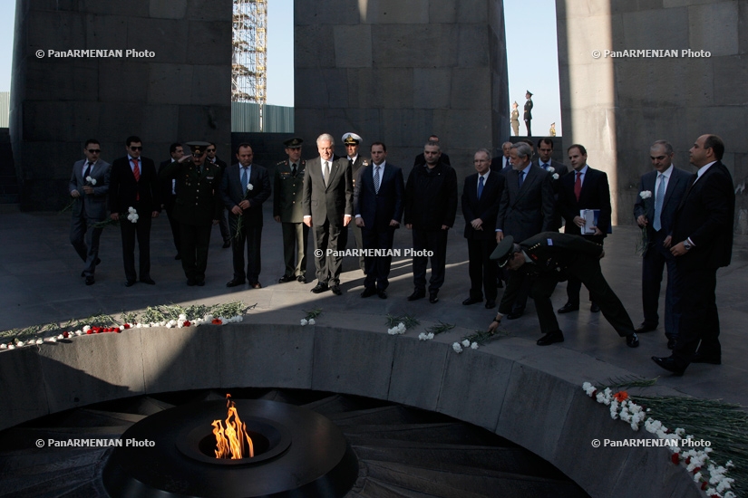 Возглавляемая министром национальной обороны Греции делегация посетила Мемориальный комплекс Цицернакаберд и почтила память жертв Геноцида армян