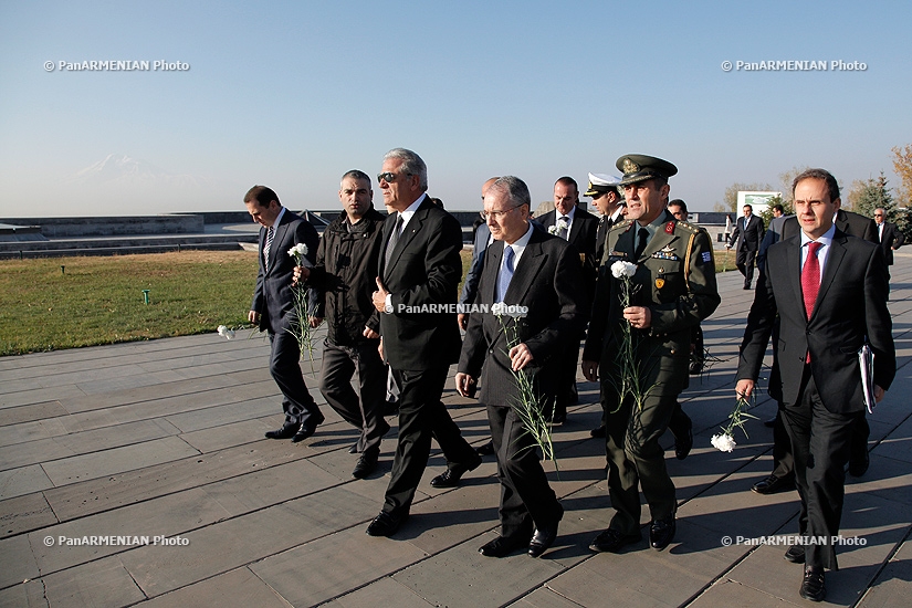 Возглавляемая министром национальной обороны Греции делегация посетила Мемориальный комплекс Цицернакаберд и почтила память жертв Геноцида армян