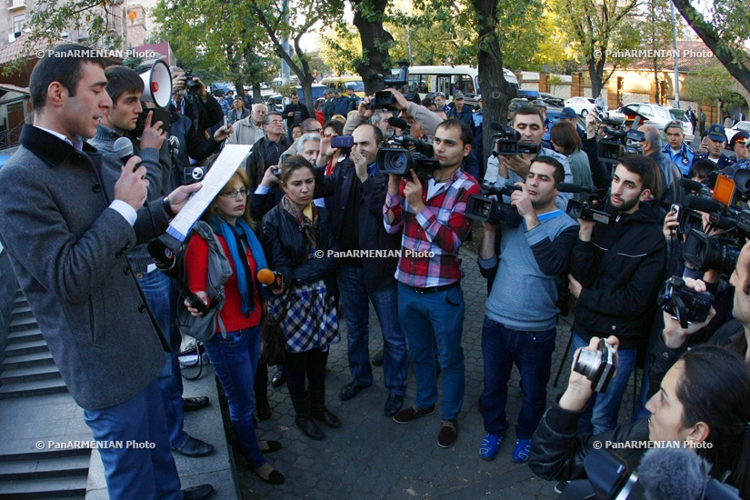 Երթ դեպի նախագահական՝ Պռոշյանի սպանված գյուղապետի սպանությունը բացահայտելու պահանջով