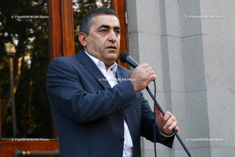 Երթ դեպի նախագահական՝ Պռոշյանի սպանված գյուղապետի սպանությունը բացահայտելու պահանջով