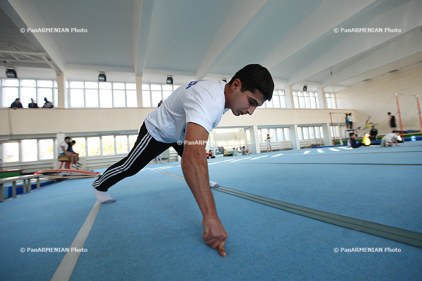 Манвел Хачатрян. Стойка на руках Манвел Мамоян. Most Jump Squats in one minute (male) is 67, achieved by Manvel Mamoyan (Armenia) in Yerevan, Armenia, on 19 July 2017.. Установлено 3 рекорда