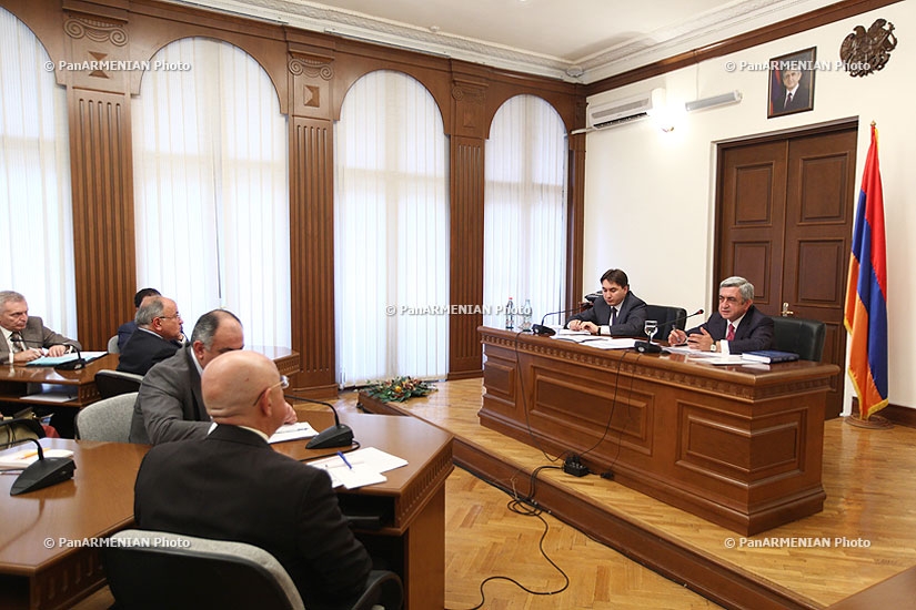RA President Serzh Sargsyan holds a meeting at the Ministry of Territorial Administration