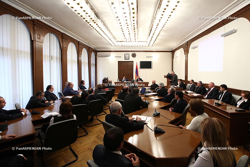 RA President Serzh Sargsyan holds a meeting at the Ministry of Territorial Administration