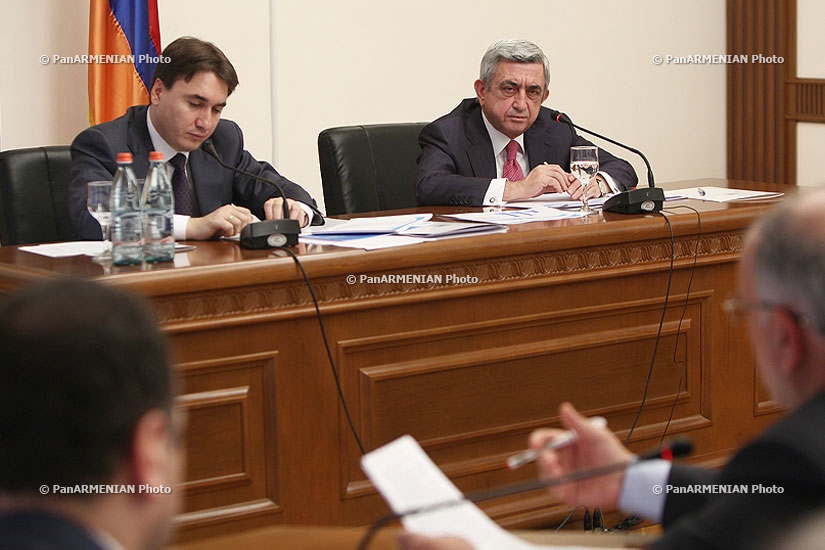 RA President Serzh Sargsyan holds a meeting at the Ministry of Territorial Administration