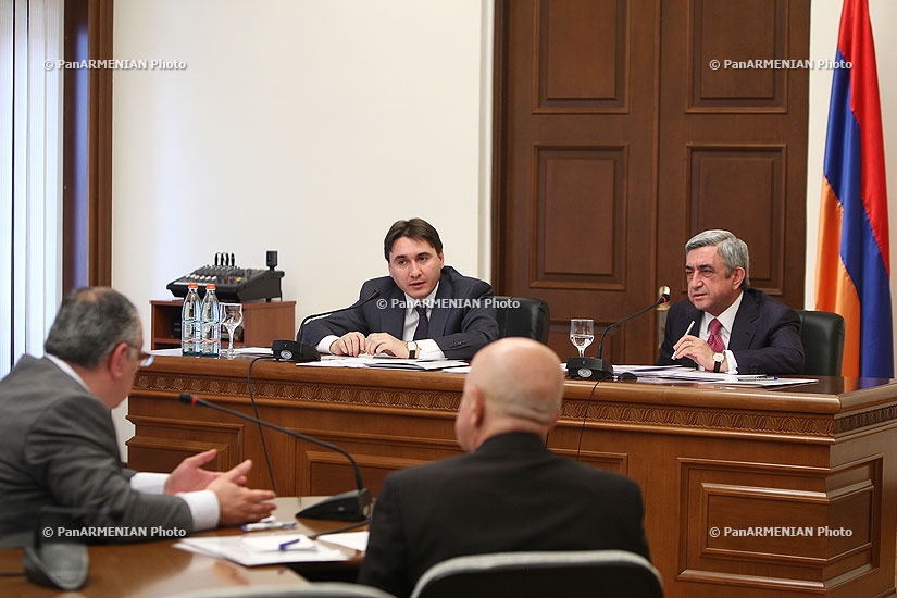 RA President Serzh Sargsyan holds a meeting at the Ministry of Territorial Administration