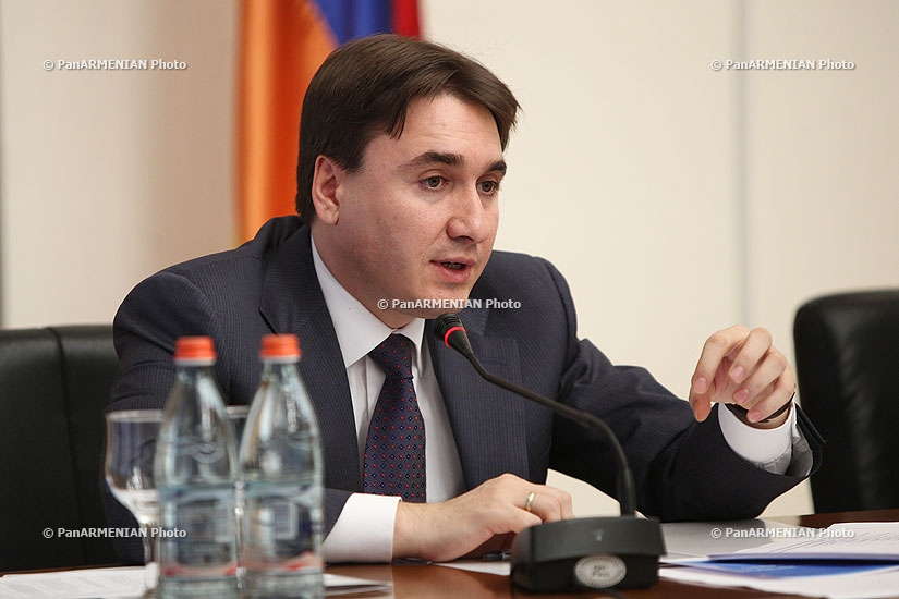 RA President Serzh Sargsyan holds a meeting at the Ministry of Territorial Administration
