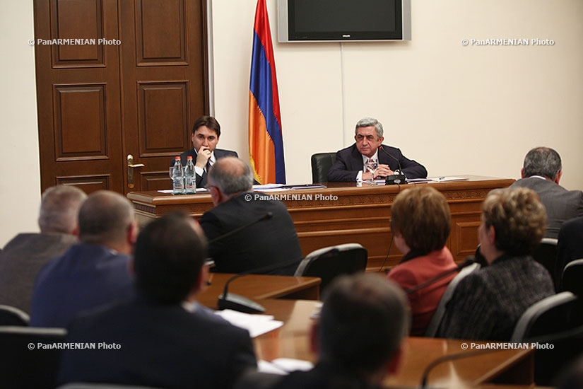 RA President Serzh Sargsyan holds a meeting at the Ministry of Territorial Administration