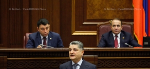 Обсуждение проекта госбюджета РА на 2014 г. на внеочередном заседании Парламента 