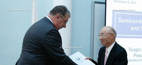 Retired CEO of Hitachi Electronic Devices Group Tsugio Makimoto gets SEUA award