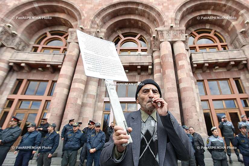 Акция протеста работников рынка золотых изделий и воинов-освободителей  напротив здания Правительства Армении