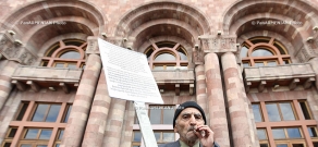 Акция протеста работников рынка золотых изделий и воинов-освободителей  напротив здания Правительства Армении