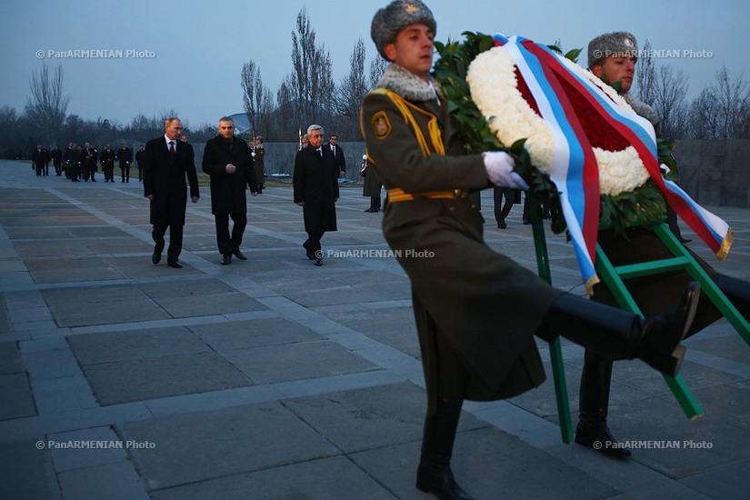Президент Армении Серж Саркисян и президент России Владимир Путин посетили мемориальный комплекс Цицернакаберд