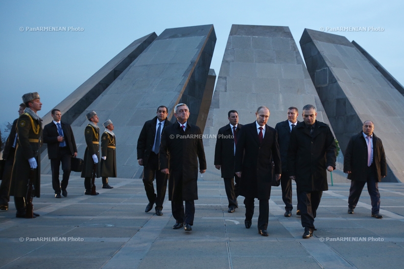 Президент Армении Серж Саркисян и президент России Владимир Путин посетили мемориальный комплекс Цицернакаберд