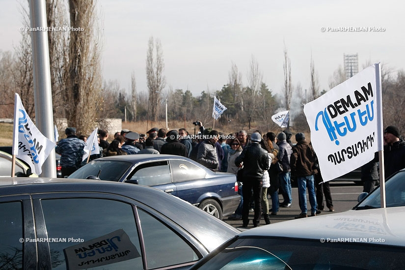 Акция протеста на машинах против внедрения обязательной накопительной пенсионной системы