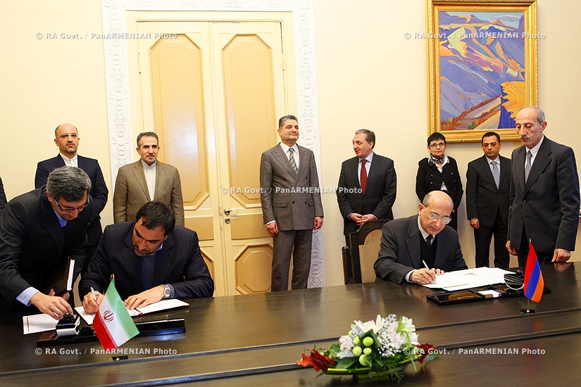 RA. Govt.: Prime minister Tigran Sargsyan and head of the Statistical Center of Iran Adel Azar sign memorandum of understanding