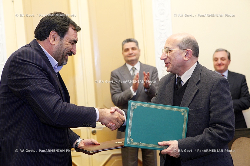 RA. Govt.: Prime minister Tigran Sargsyan and head of the Statistical Center of Iran Adel Azar sign memorandum of understanding