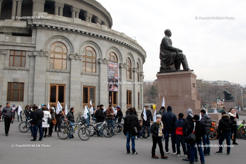 Акция протеста на велосипедах против внедрения обязательной накопительной пенсионной системы 
