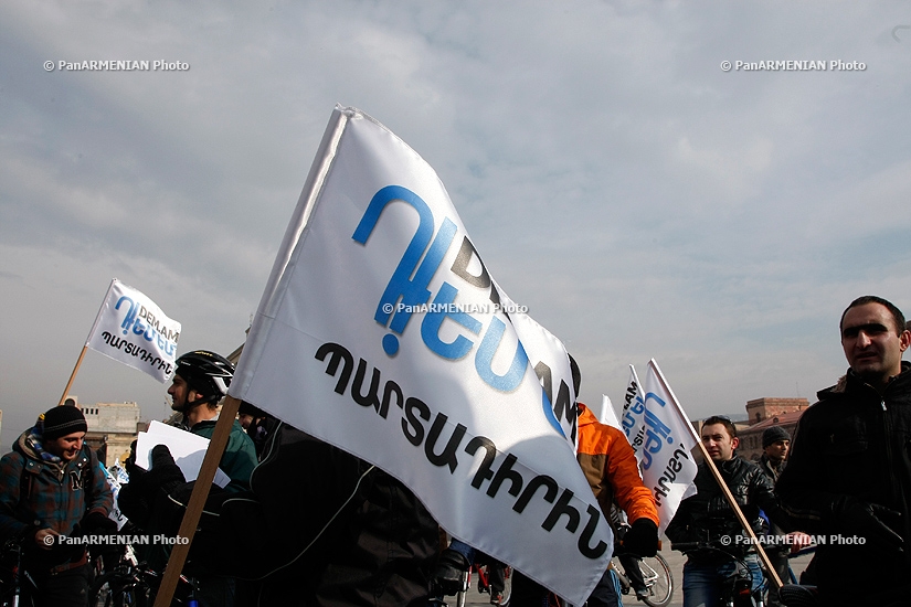 Акция протеста на велосипедах против внедрения обязательной накопительной пенсионной системы 