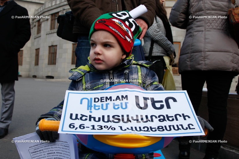 Акция протеста на велосипедах против внедрения обязательной накопительной пенсионной системы 
