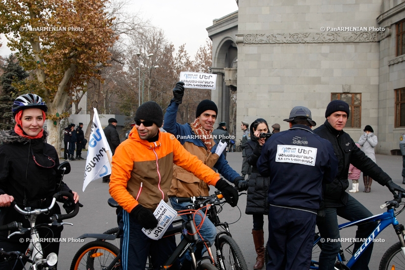 Акция протеста на велосипедах против внедрения обязательной накопительной пенсионной системы 