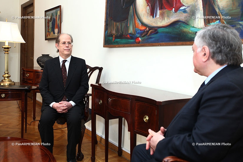 Новоназначенный посол Италии в Армении Джиованни Ричиули передал копии верительных грамот Министру иностранных дел Армении Едварду Налбандяну