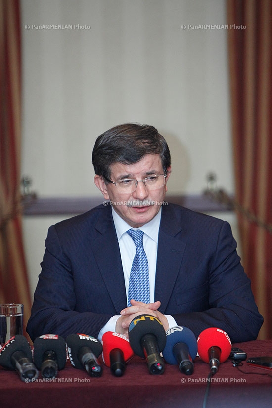 Пресс-конференция Министра иностранных дел Турции Ахмета Давутоглу 