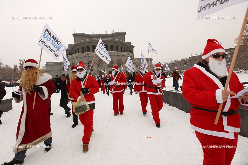 March of Santa Clauses against mandatory cumulative pension system